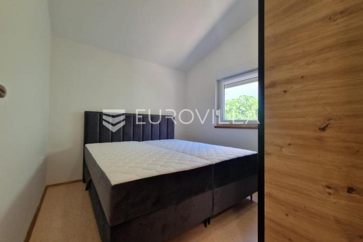 Vir, kuća s dva apartmana, 6 spavaćih soba i velikim privatnim dvorištem