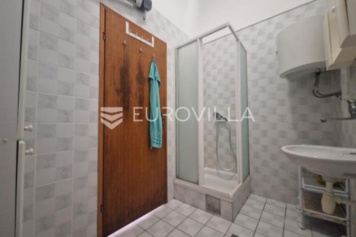 Vir, kuća s dva apartmana, 6 spavaćih soba i velikim privatnim dvorištem