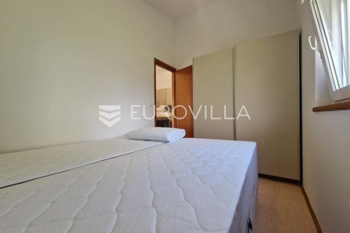 Vir, kuća s dva apartmana, 6 spavaćih soba i velikim privatnim dvorištem