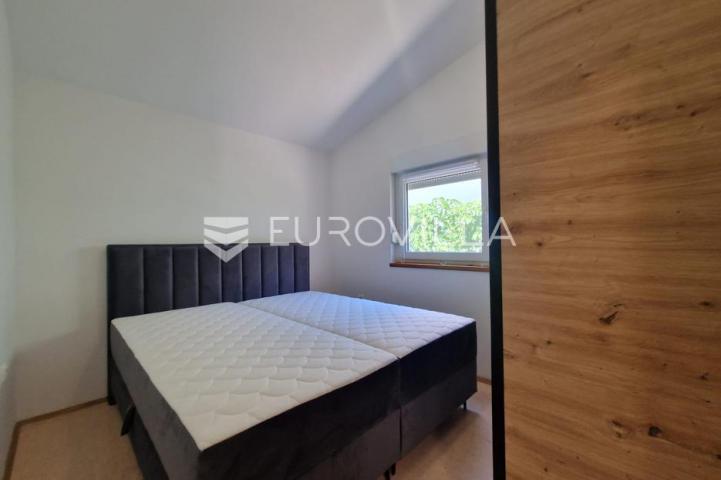 Vir, kuća s dva apartmana, 6 spavaćih soba i velikim privatnim dvorištem