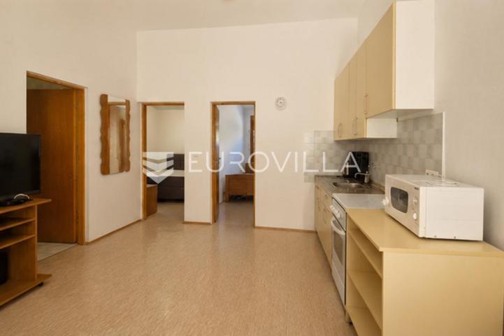 Vir, kuća s dva apartmana, 6 spavaćih soba i velikim privatnim dvorištem