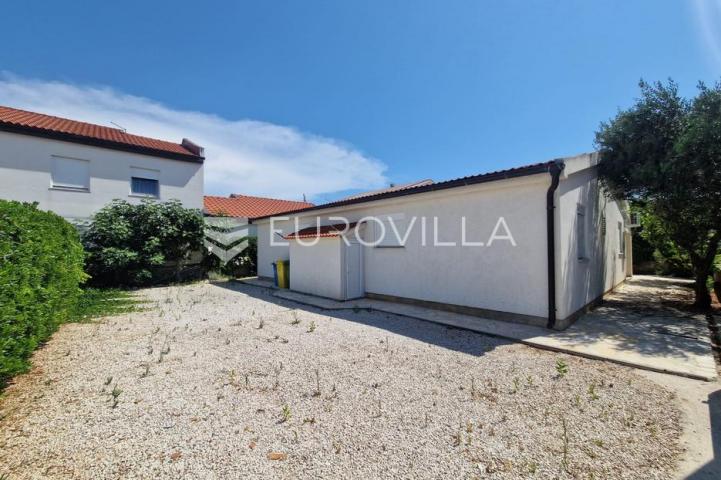 Vir, kuća s dva apartmana, 6 spavaćih soba i velikim privatnim dvorištem