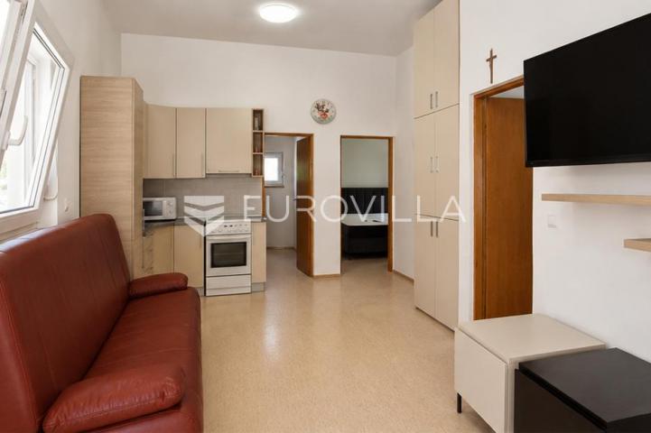 Vir, kuća s dva apartmana, 6 spavaćih soba i velikim privatnim dvorištem