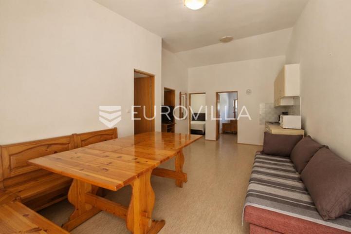 Vir, kuća s dva apartmana, 6 spavaćih soba i velikim privatnim dvorištem