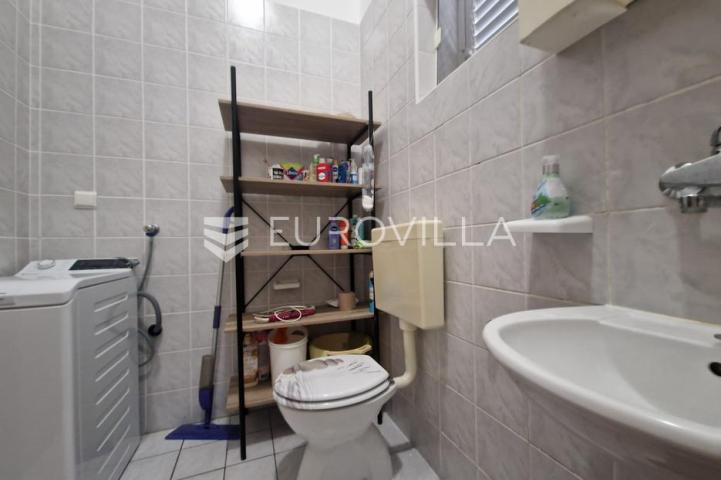 Vir, kuća s dva apartmana, 6 spavaćih soba i velikim privatnim dvorištem