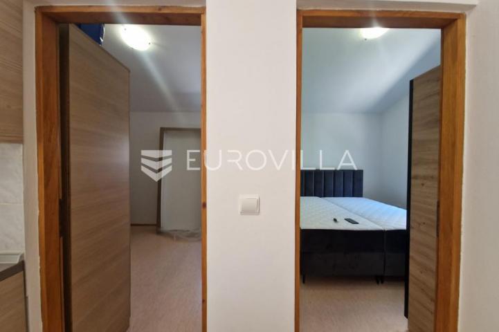 Vir, kuća s dva apartmana, 6 spavaćih soba i velikim privatnim dvorištem