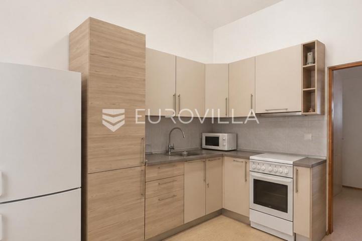 Vir, kuća s dva apartmana, 6 spavaćih soba i velikim privatnim dvorištem