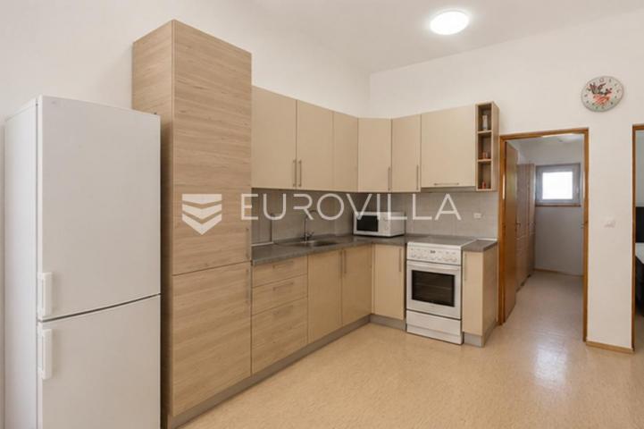 Vir, kuća s dva apartmana, 6 spavaćih soba i velikim privatnim dvorištem
