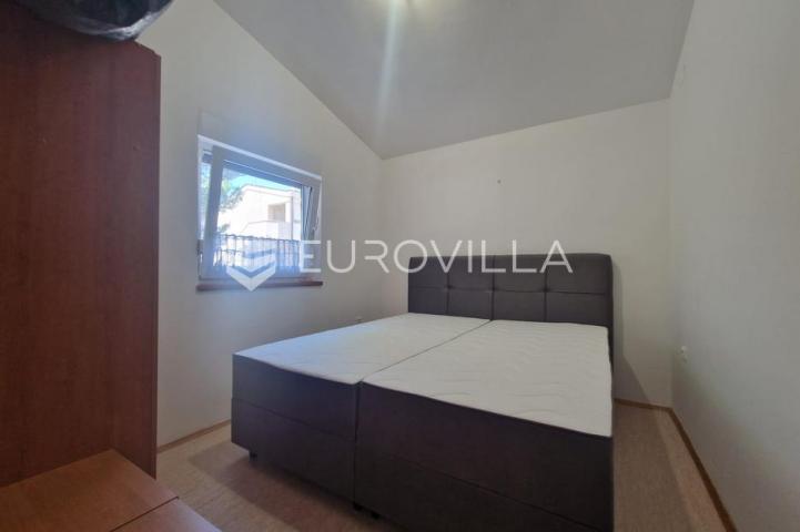 Vir, kuća s dva apartmana, 6 spavaćih soba i velikim privatnim dvorištem