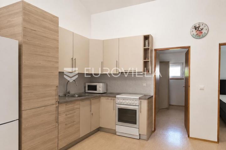 Vir, kuća s dva apartmana, 6 spavaćih soba i velikim privatnim dvorištem