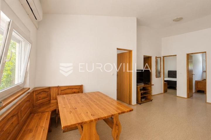 Vir, kuća s dva apartmana, 6 spavaćih soba i velikim privatnim dvorištem