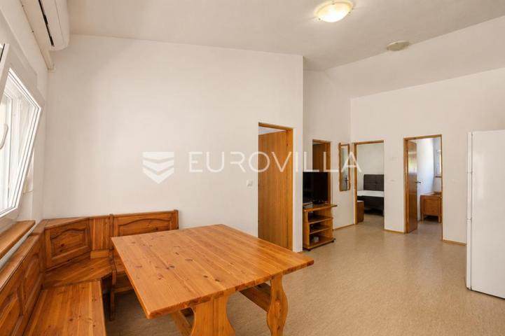 Vir, kuća s dva apartmana, 6 spavaćih soba i velikim privatnim dvorištem