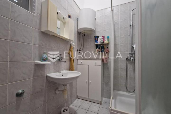Vir, kuća s dva apartmana, 6 spavaćih soba i velikim privatnim dvorištem
