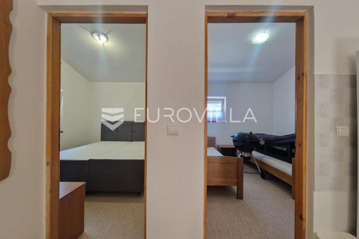 Vir, kuća s dva apartmana, 6 spavaćih soba i velikim privatnim dvorištem