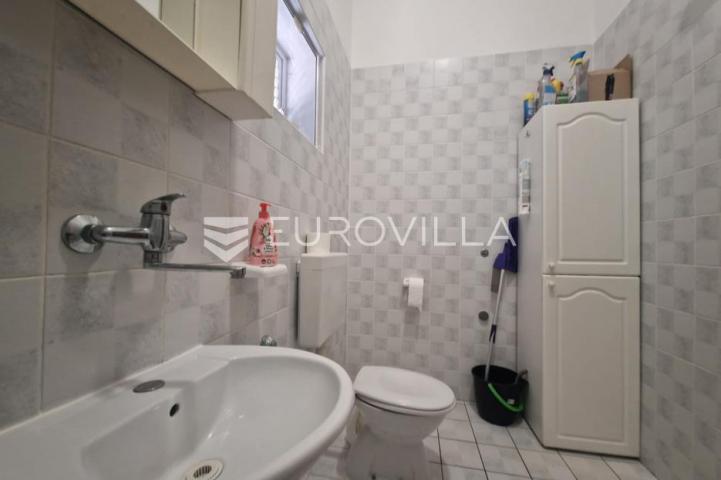 Vir, kuća s dva apartmana, 6 spavaćih soba i velikim privatnim dvorištem