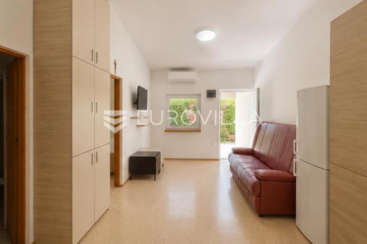 Vir, kuća s dva apartmana, 6 spavaćih soba i velikim privatnim dvorištem