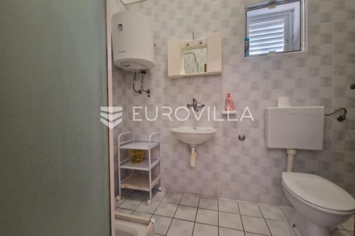 Vir, kuća s dva apartmana, 6 spavaćih soba i velikim privatnim dvorištem