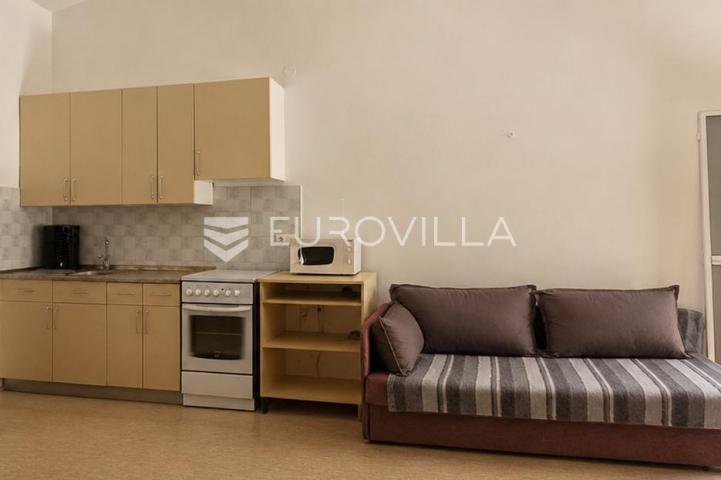Vir, kuća s dva apartmana, 6 spavaćih soba i velikim privatnim dvorištem