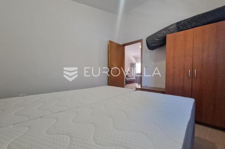 Vir, kuća s dva apartmana, 6 spavaćih soba i velikim privatnim dvorištem