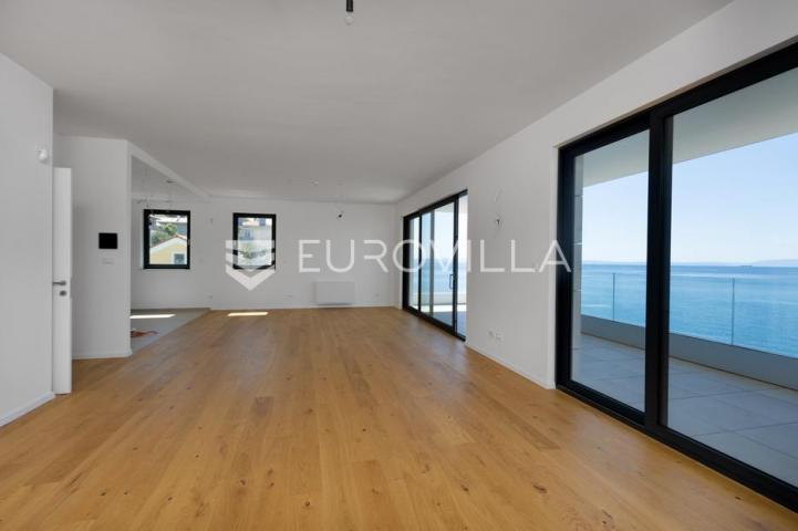 Rijeka, Pećine, NOVOGRADNJA, luksuzan četverosoban stan 163,72 m² prvi red do mora