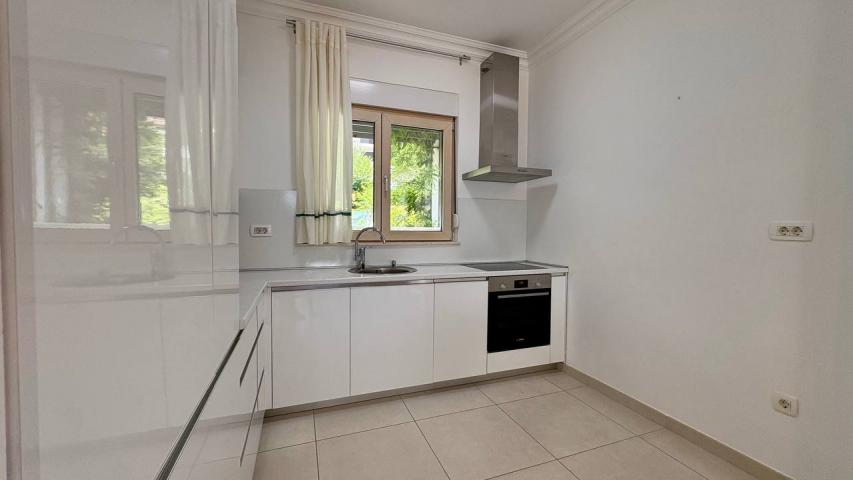 Izdavanje, Stan, 100m2 , Tivat