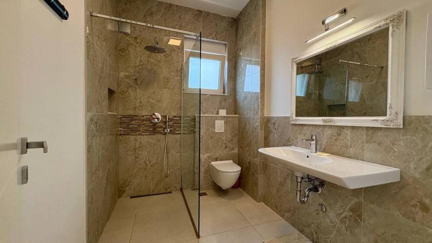 Izdavanje, Stan, 100m2 , Tivat