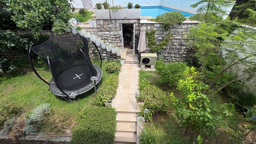 Izdavanje, Stan, 100m2 , Tivat
