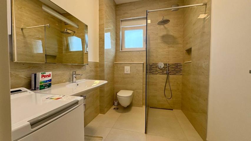 Izdavanje, Stan, 100m2 , Tivat
