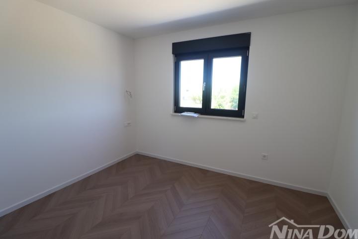 HRVATSKA- PRIVLAKA DALMACIJA-  LUKSUZAN STAN ( S4 )  60 METARA OD MORA