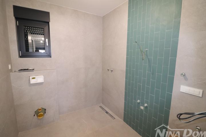 HRVATSKA- PRIVLAKA DALMACIJA-  LUKSUZAN STAN ( S4 )  60 METARA OD MORA
