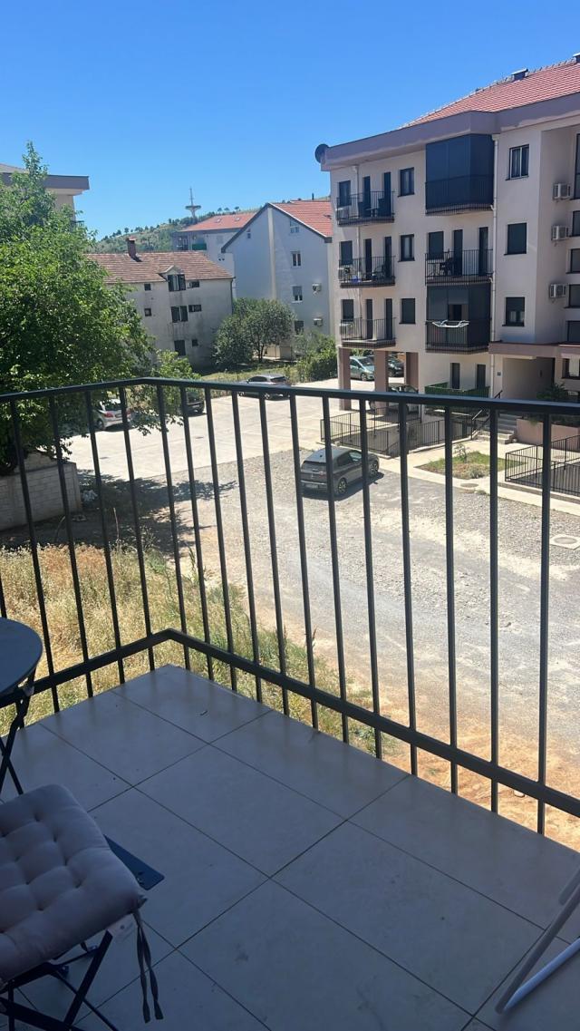 Prodaja namještenog jednosobnog stana 45m² sa parking mjestom – Zabjelo, Podgorica (bez plaćanja por