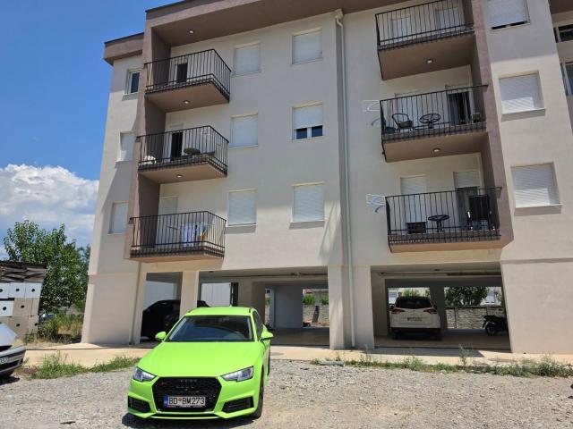 Prodaja namještenog jednosobnog stana 45m² sa parking mjestom – Zabjelo, Podgorica (bez plaćanja por