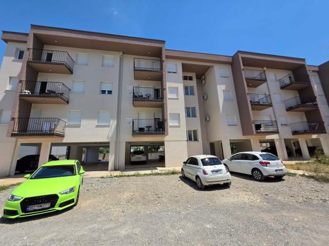 Prodaja namještenog jednosobnog stana 45m² sa parking mjestom – Zabjelo, Podgorica (bez plaćanja por