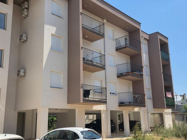 Prodaja namještenog jednosobnog stana 45m² sa parking mjestom – Zabjelo, Podgorica (bez plaćanja por