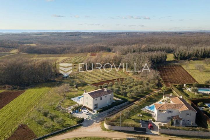 Istra, Višnjan, moderna vila s bazenom i panoramskim pogledom na more