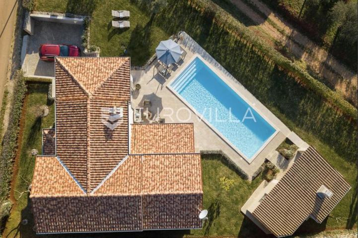 Istra, Višnjan, moderna vila s bazenom i panoramskim pogledom na more