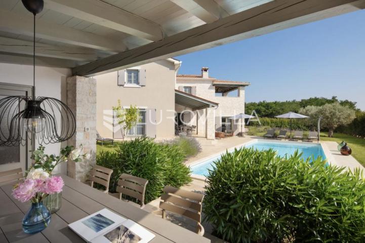 Istra, Višnjan, moderna vila s bazenom i panoramskim pogledom na more