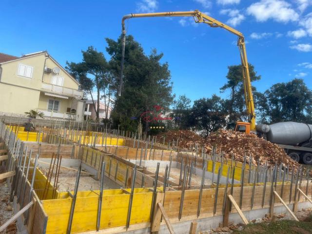 Vir, Rohbau-Projekt mit 3 Wohnungen, Südseite