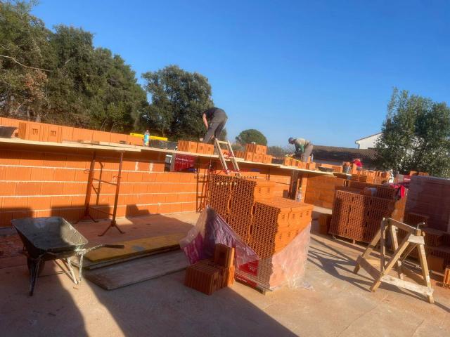 Vir, Rohbau-Projekt mit 3 Wohnungen, Südseite