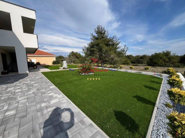 Apartman E2, vrt, južna orijentacija, 450m od mora