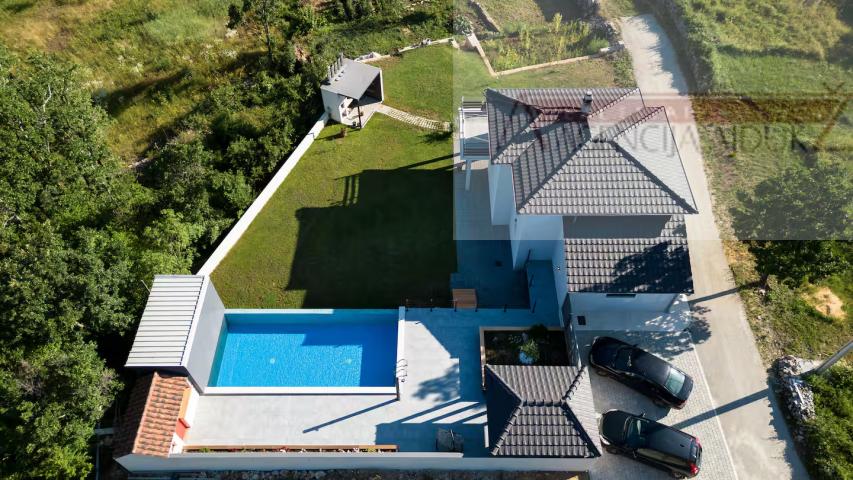 Imotski kuća za odmor 187 m2 + bazen + pomoćni objekti - novo u ponudi
