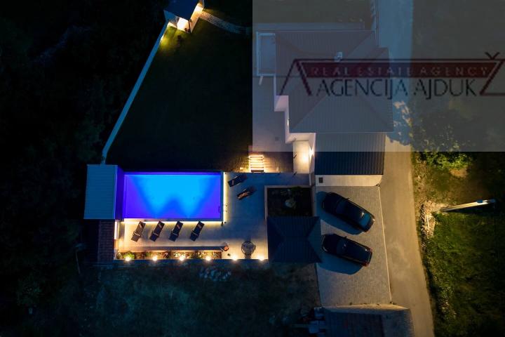 Imotski kuća za odmor 187 m2 + bazen + pomoćni objekti - novo u ponudi
