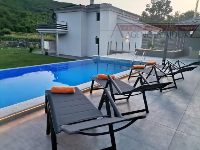 Imotski kuća za odmor 187 m2 + bazen + pomoćni objekti - novo u ponudi