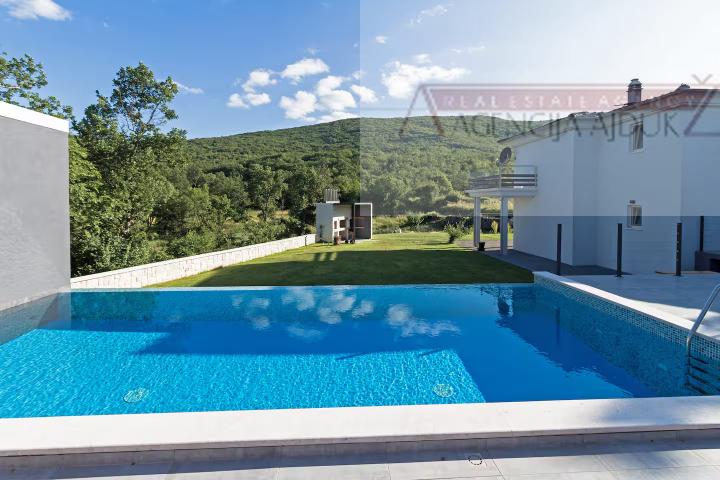 Imotski kuća za odmor 187 m2 + bazen + pomoćni objekti - novo u ponudi