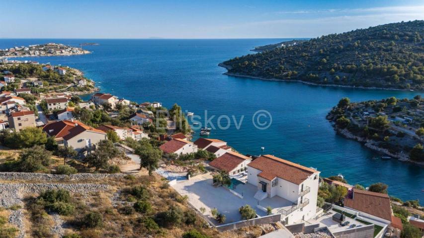 Prodaja, prostrana kuća s pogledom na more