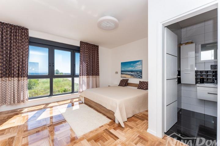 Dalmacija Privlaka Villa s bazenom 1 red do mora. 