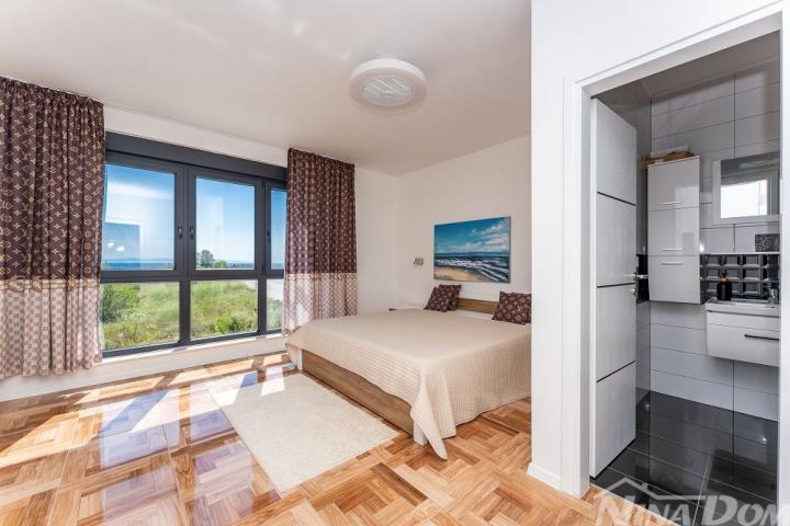 Dalmacija Privlaka Villa s bazenom 1 red do mora. 