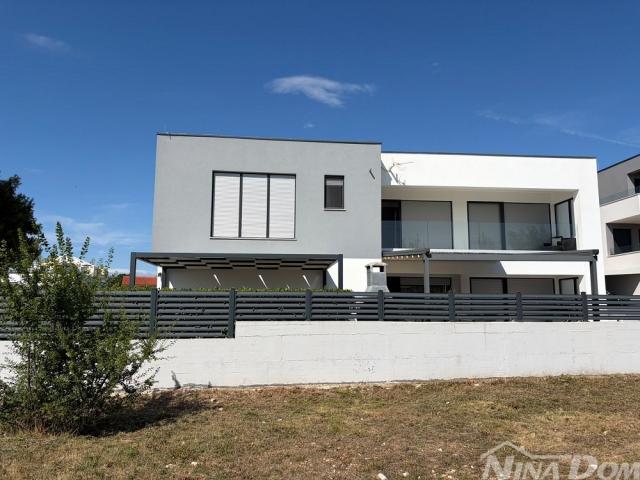 Dalmacija Privlaka Villa s bazenom 1 red do mora. 