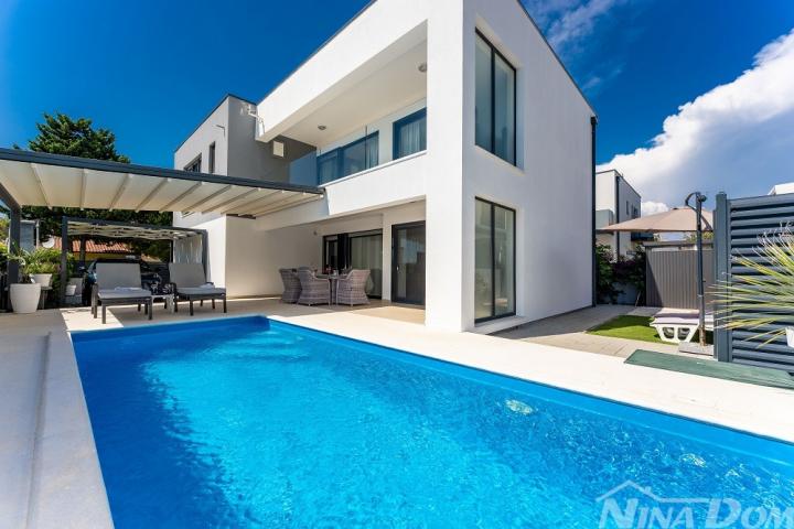 Dalmacija Privlaka Villa s bazenom 1 red do mora. 