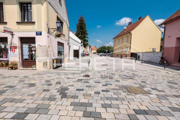 Luksuzni stan, novogradnja u naj užem centru. Parkirno mjesto. Prodaja